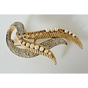 Vintage KRAMER Gold Plated Crystal Rhinestone Brooch Faux Pearls Signed 2.5" USA